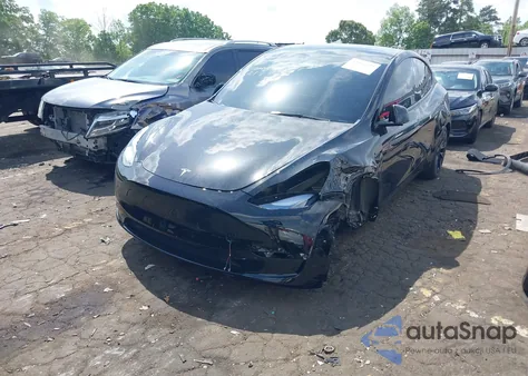 2025 Tesla Model Y Long Range Dual Motor All-Wheel Drive z USA, uszkodzony, nr VIN 7SAYGDED9SA356355